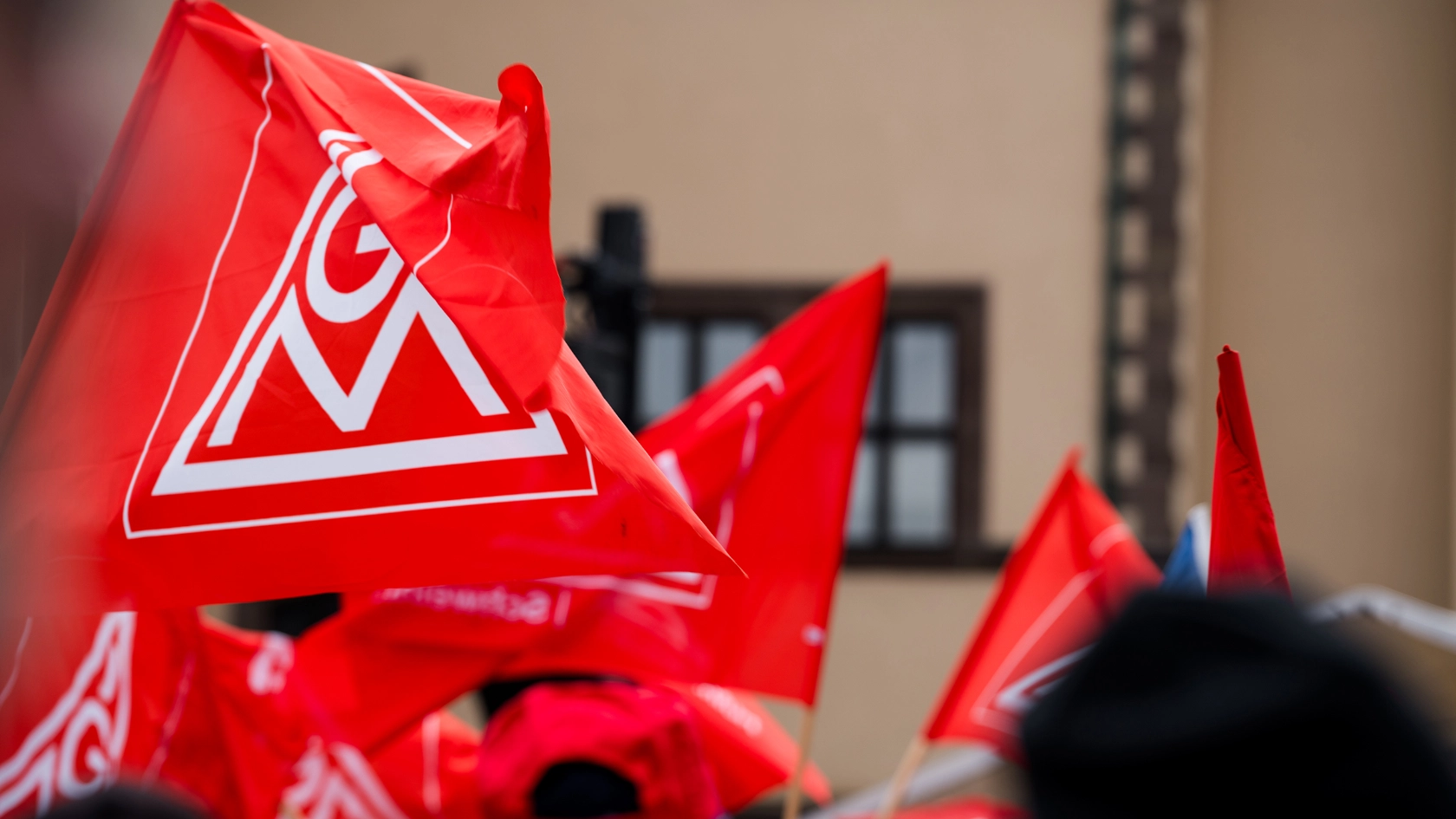 Beschäftigte von ZF, SKF, Bosch, Schaeffler und anderer Betriebe demonstrieren in Schweinfurt für den Erhalt ihrer Standorte.