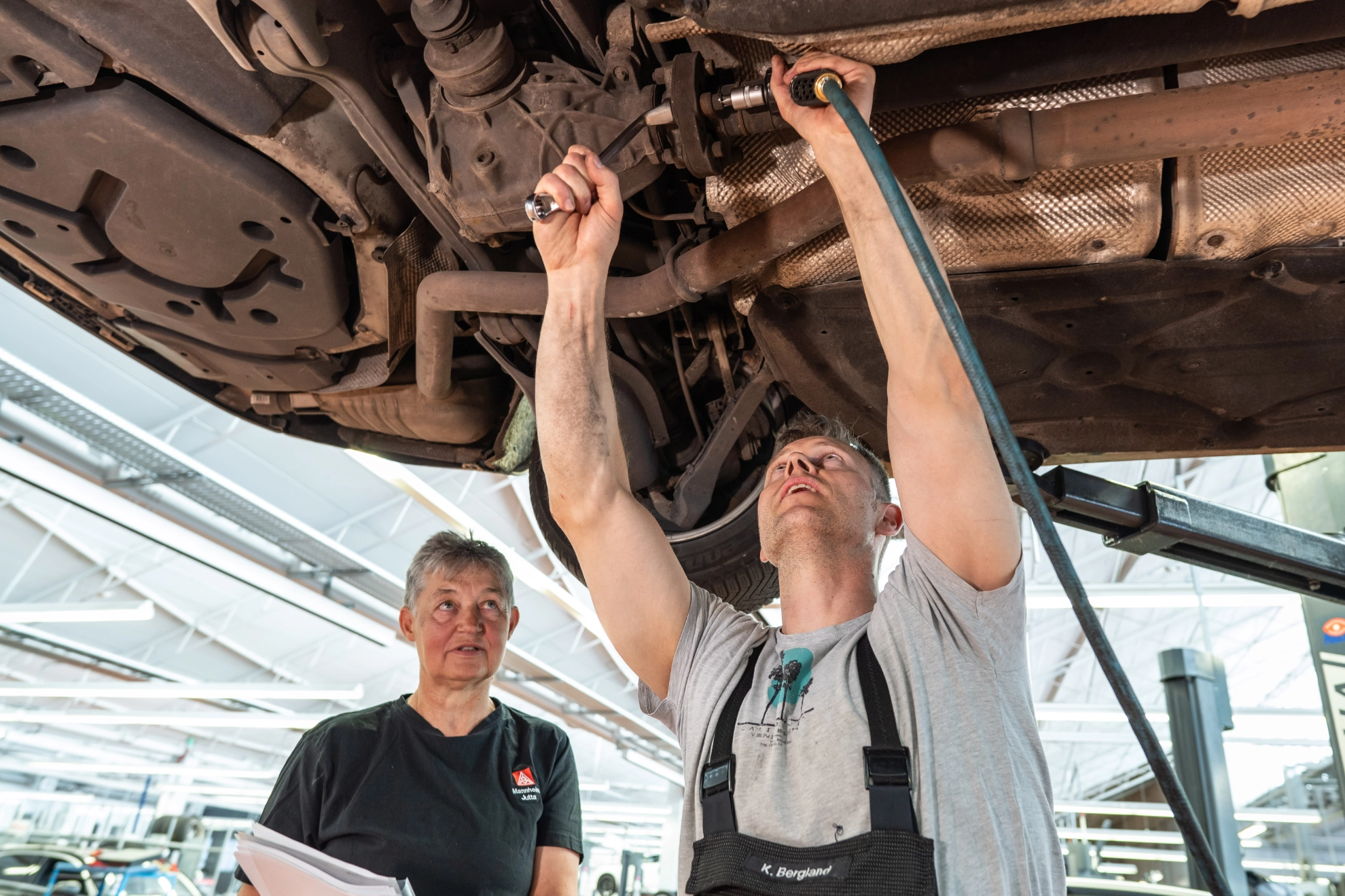 Die Betriebsratsvorsitzende Jutta Knapp und Kfz-Mechatroniker Kilian Bergland, fotografiert in der Mercedes-Niederlassung in Mannheim. Aufnahme vom 09.06.2026. Foto: Frank Rumpenhorst