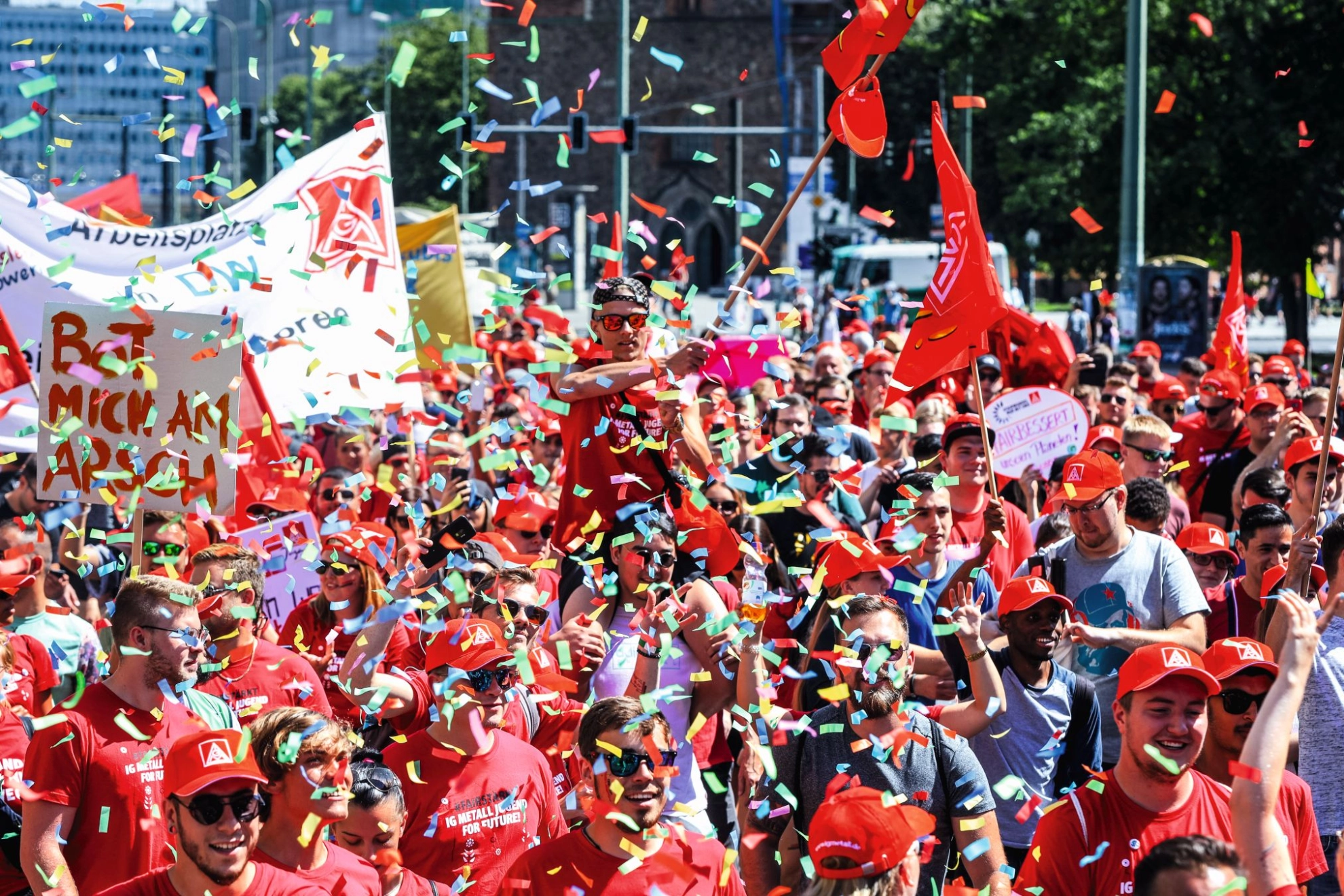 Die IG Metall Jugend demonstriert auf der FairWandel-Kundgebung für Reformen und Investitionen