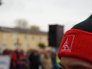 Mehr als 250 Menschen beteiligen sich am Protest gegen den Arbeitsplatzabbau bei Pepperl+Fuchs